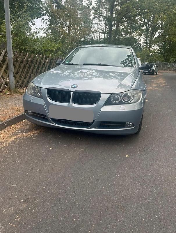 Silber Gebraucht 2005 BMW 325 Limousine | 8.500 € - Bild 1/4