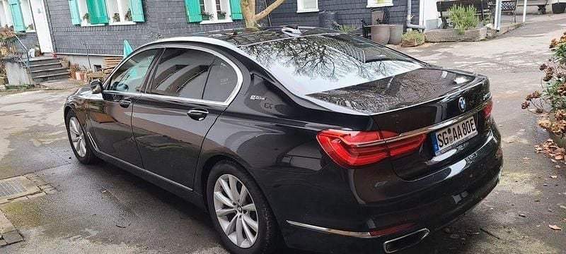 Schwarz Gebraucht 2018 BMW 740 Performance Limousine | 26.800 € (Superpreis) - Bild 1/4
