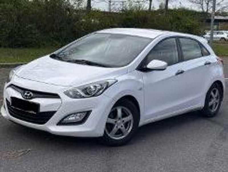 Gebraucht Hyundai i30 Classic 99 PS (72 kW) 2013 Creamy white Kleinwagen