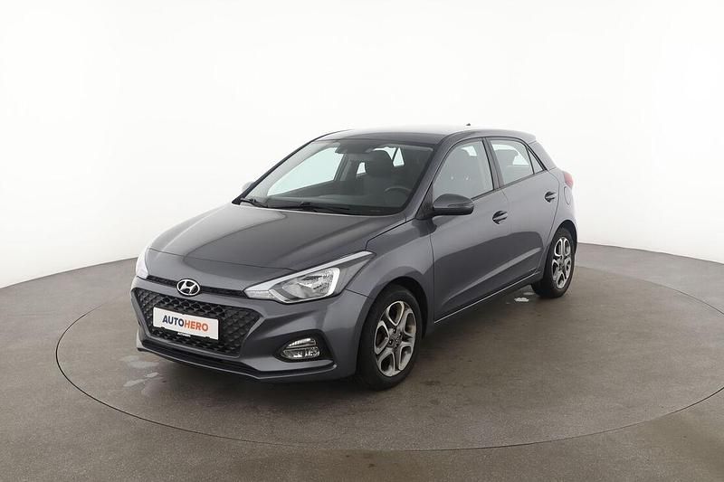Grau Gebraucht 2018 Hyundai i20 Trend Limousine | 10.620 € (Etwas zu teuer) - Bild 1/3