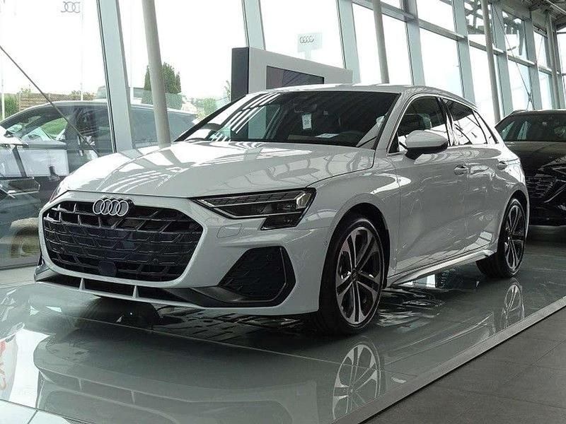 Gletscherweiß metallic Gebraucht 2024 Audi A3 Sportback S-Line Kleinwagen | 39.900 € (Fairer Preis) - Bild 1/4