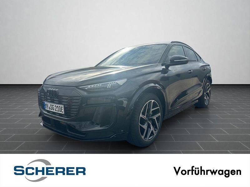 Mythosschwarz metallic (metallic) Gebraucht 2025 Audi Q6 Sportback e-tron Basis SUV | 78.250 € (Fairer Preis) - Bild 1/4