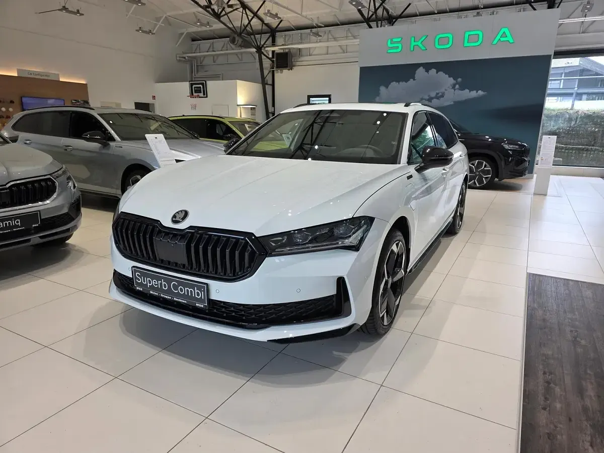 Neu Skoda Superb SportLine 204 PS (150 kW) 2026 Kristallweiß uni Kombi