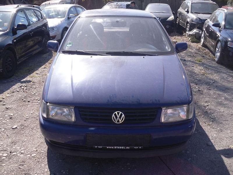 Blau Gebraucht 1996 VW Polo Limousine | 950 € (Fairer Preis) - Bild 1/4