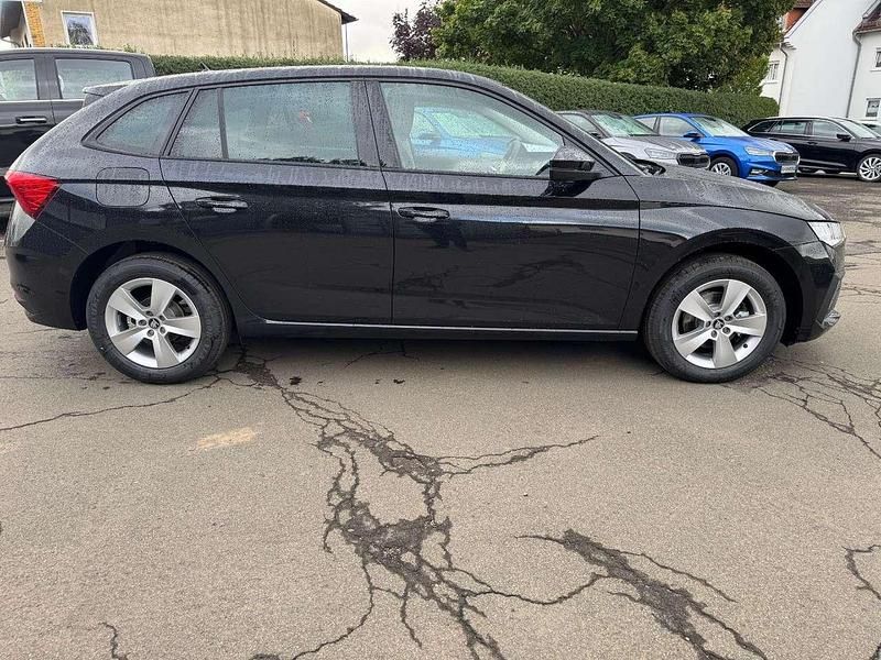 Neu Skoda Scala Selection 116 PS (85 kW) 2025 Schwarzmagic perleffekt Kleinwagen