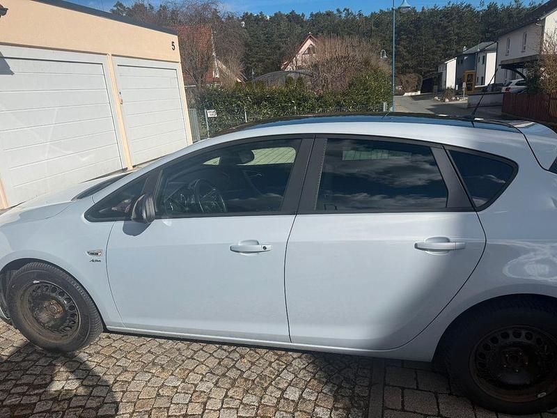 Second-hand Opel Astra 140 CP (102 kW) 2013 Alb Berlinǎ
