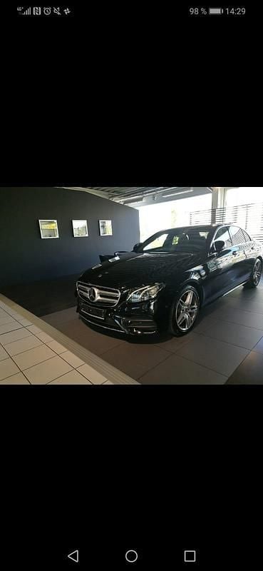 Schwarz Gebraucht 2017 Mercedes E220 Limousine | 22.900 € - Bild 1/4