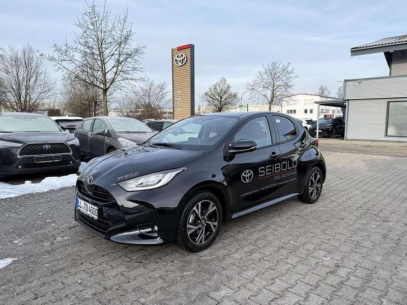 Gebraucht Toyota Yaris Hybrid Comfort 92 PS (67 kW) 2025 Black mica / ink Kleinwagen