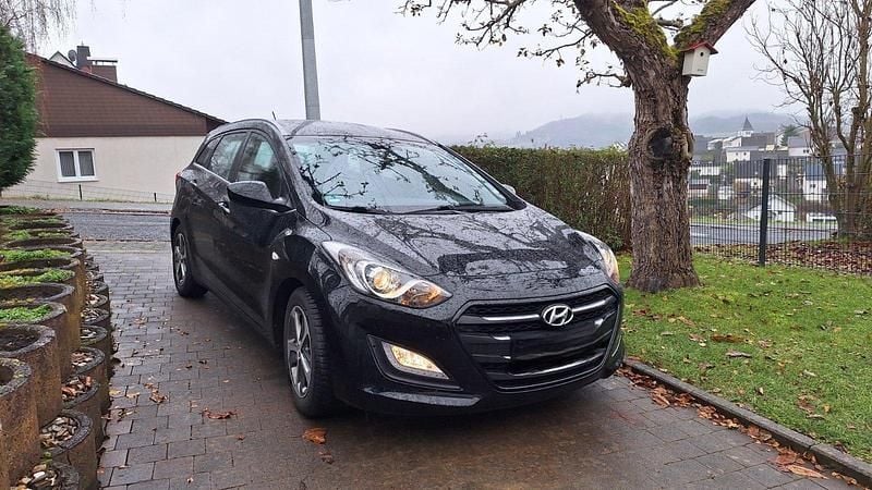 Schwarz Gebraucht 2015 Hyundai i30 Trend Kombi | 9.490 € (Fairer Preis) - Bild 1/4