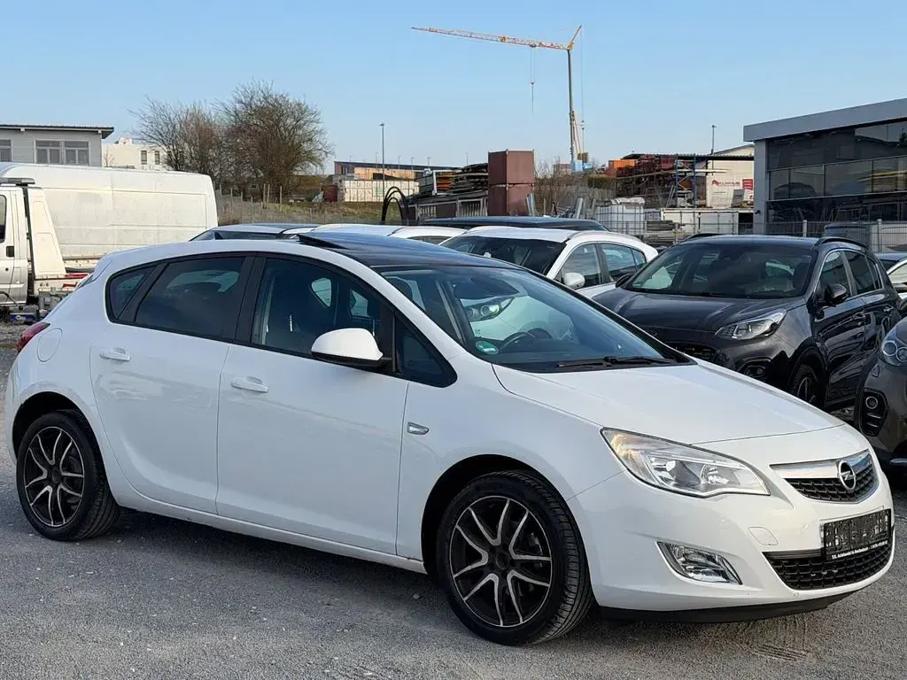 Gebraucht Opel Astra Design Edition 116 PS (85 kW) 2011 Weiß Limousine