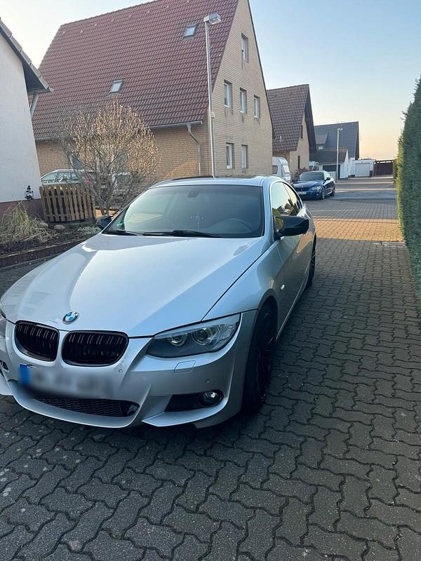 Grau Gebraucht 2011 BMW 330 Coupé | 13.990 € (Fairer Preis) - Bild 1/4