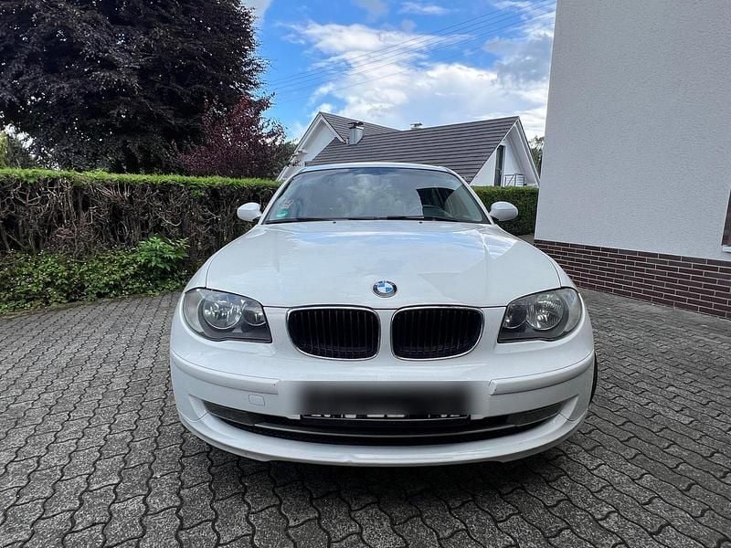 Weiß Gebraucht 2009 BMW 116 Kleinwagen | 1.600 € (Superpreis) - Bild 1/4
