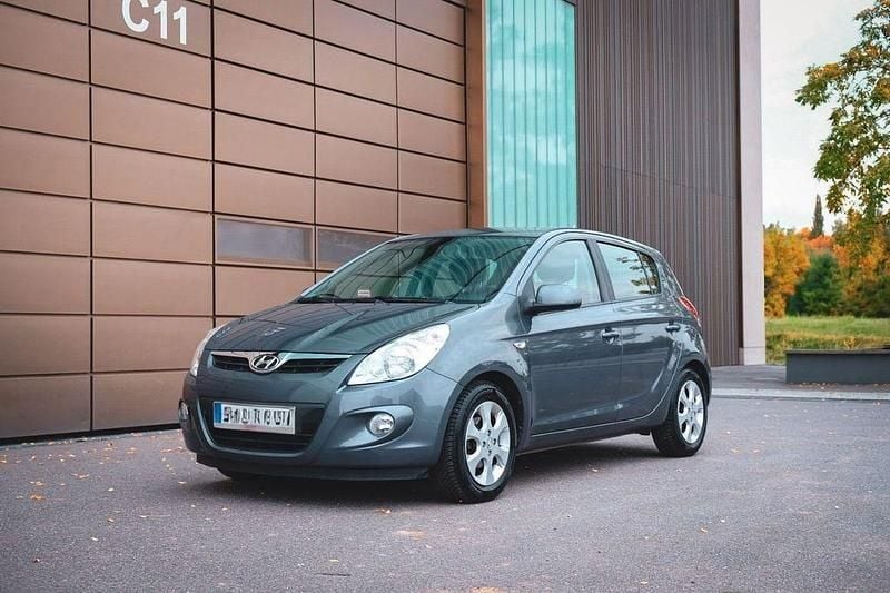 Grau Gebraucht 2010 Hyundai i20 Comfort Limousine | 3.800 € (Guter Preis) - Bild 1/4