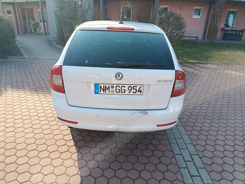 Gebraucht Skoda Octavia 140 PS (102 kW) 2012 Weiß Kombi