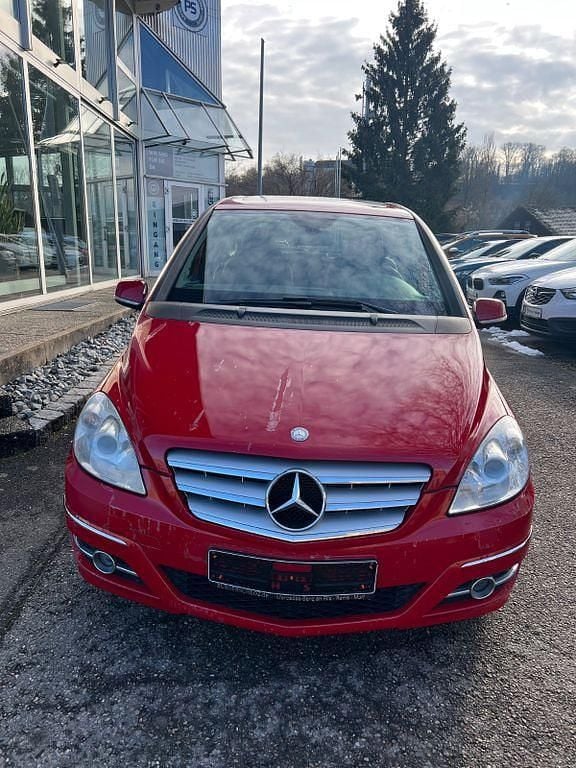 Gebraucht Mercedes B200 Sport 136 PS (100 kW) 2011 Rot Van / Kleinbus