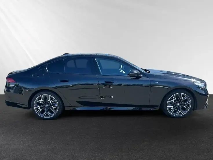 Gebraucht BMW 520 M Sport 197 PS (144 kW) 2025 Saphirschwarz metallic Limousine