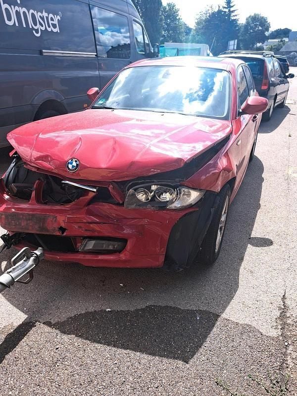 Rot Gebraucht 2010 BMW 118 Kleinwagen | 2.200 € - Bild 1/4