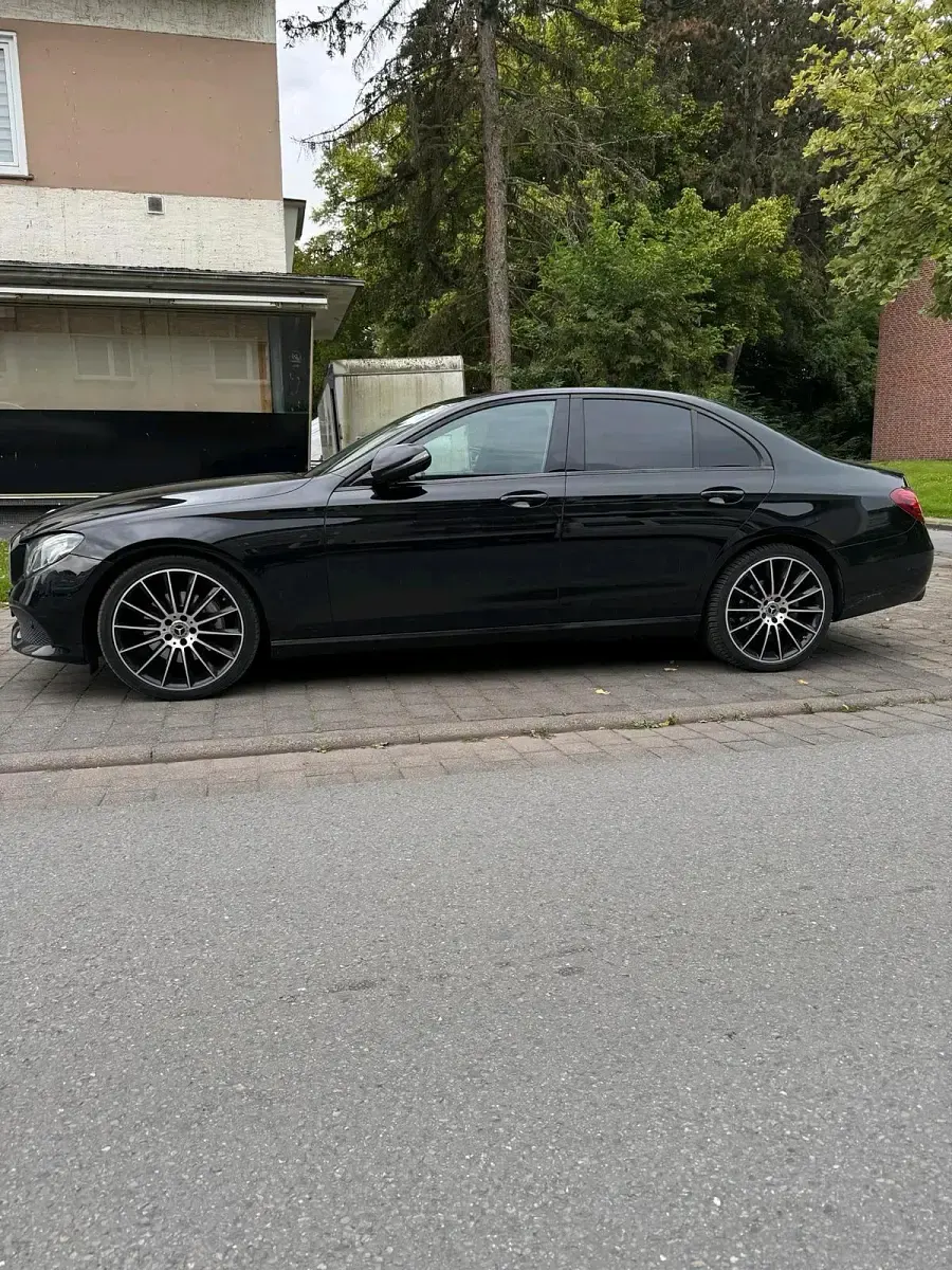 Gebraucht Mercedes E220 194 PS (142 kW) 2016 Schwarz Limousine