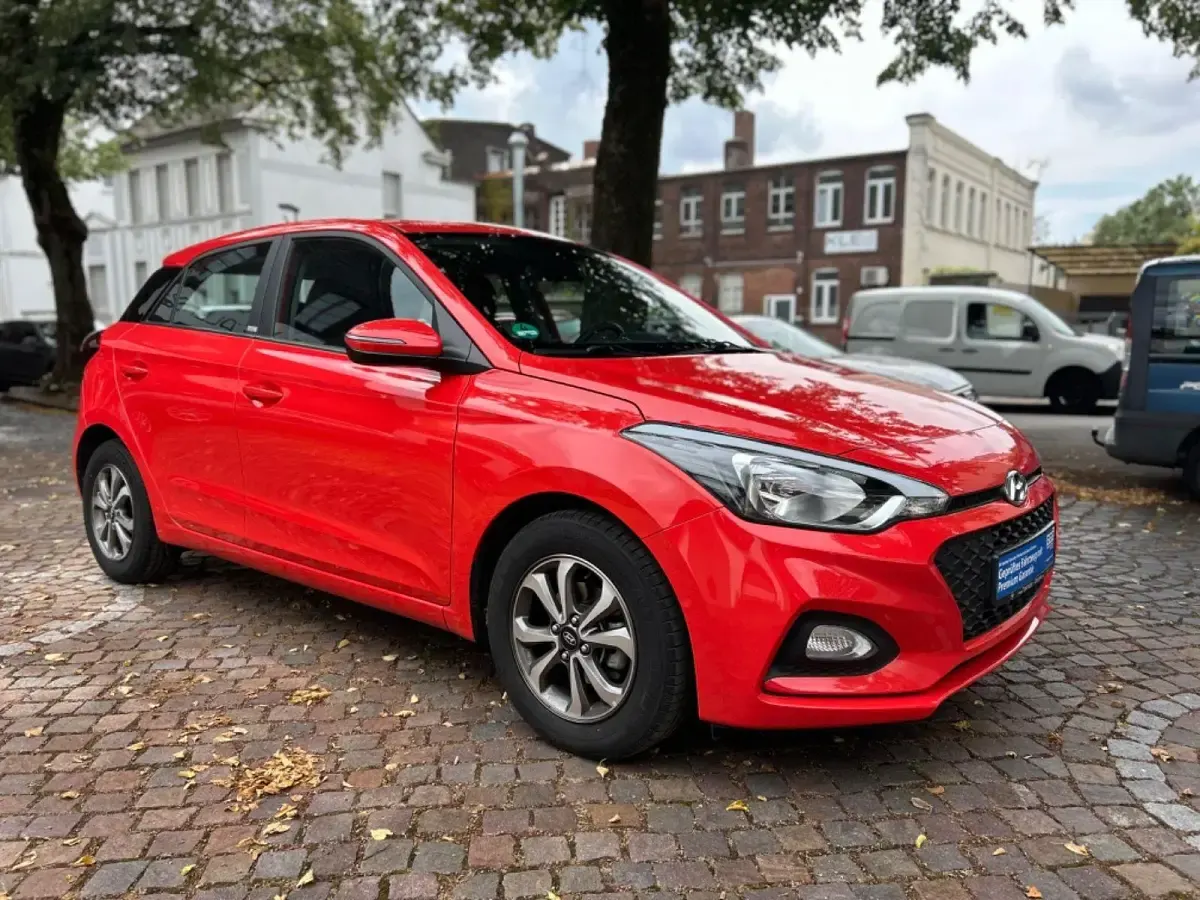 Gebraucht Hyundai i20 Select 75 PS (55 kW) 2020 Rot Kleinwagen