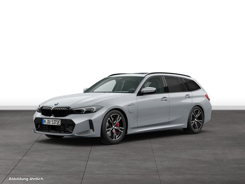 Grau Gebraucht 2024 BMW 330e Kombi | 57.153 € - Bild 1/2
