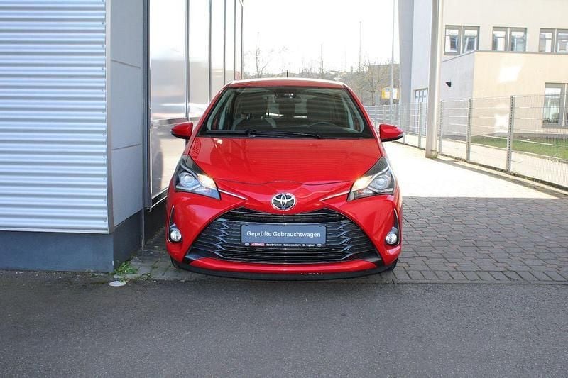 Gebraucht Toyota Yaris Basis 111 PS (81 kW) 2019 Rot Limousine