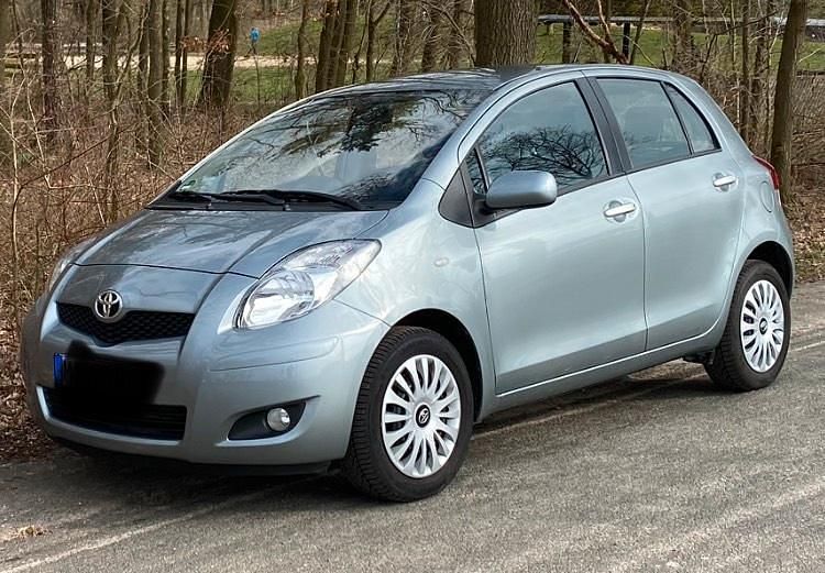 Grau Gebraucht 2011 Toyota Yaris Kleinwagen | 6.470 € (Teuer) - Bild 1/4