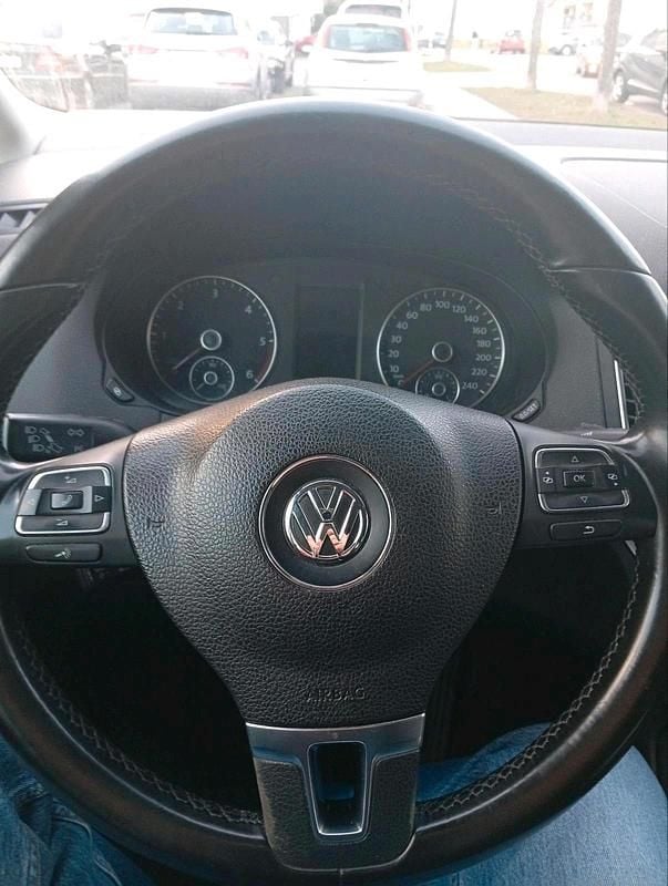 Second-hand VW Sharan 170 CP (125 kW) 2010 Argintiu Monovolum