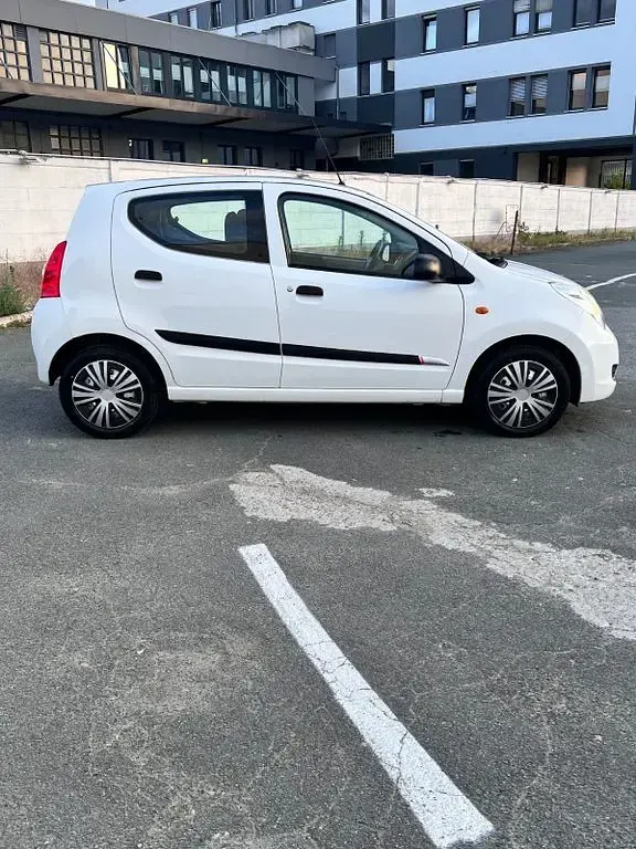 Gebraucht Suzuki Alto Basic 68 PS (50 kW) 2012 Weiß Kleinwagen