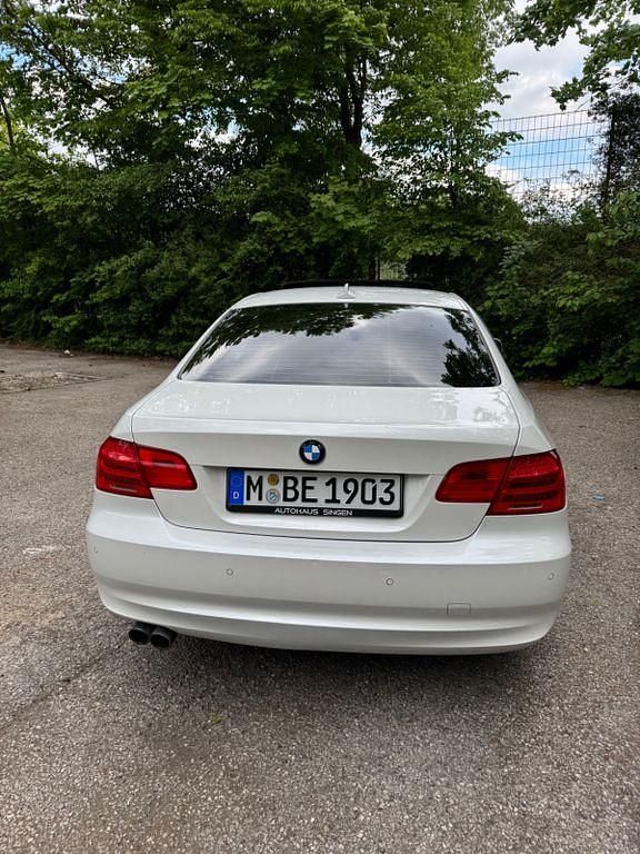 Weiß Gebraucht 2012 BMW 325 Coupé | 11.900 € (Fairer Preis) - Bild 1/4