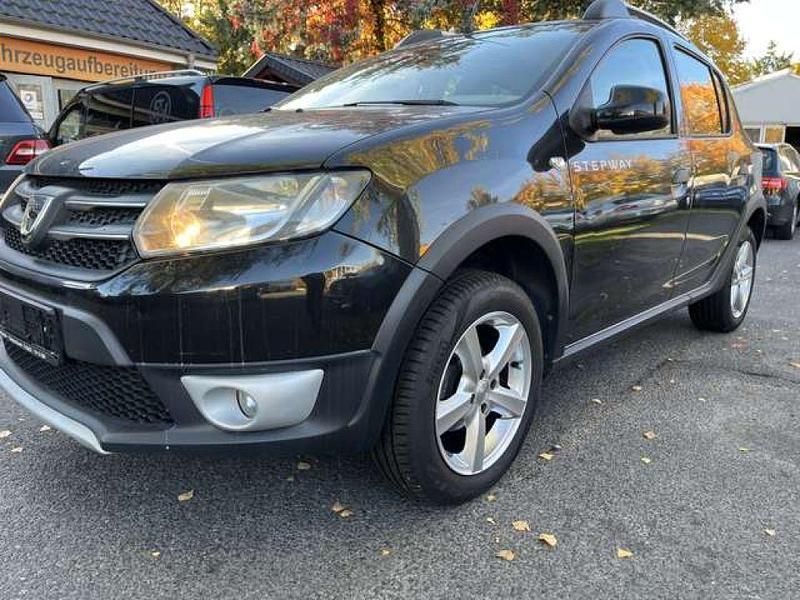 Perlmuttschwarz Gebraucht 2013 Dacia Sandero Prestige Kleinwagen | 7.495 € (Fairer Preis) - Bild 1/4