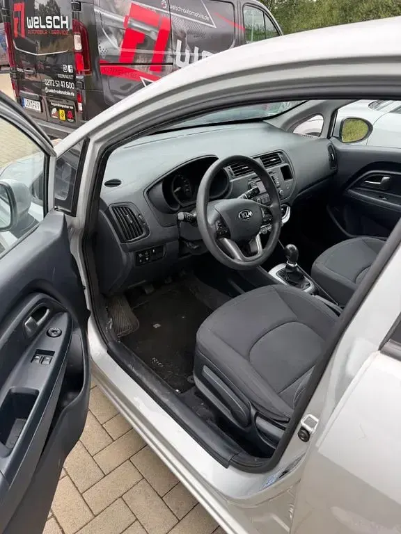 Gebraucht Kia Rio 109 PS (80 kW) 2015 Silber Limousine