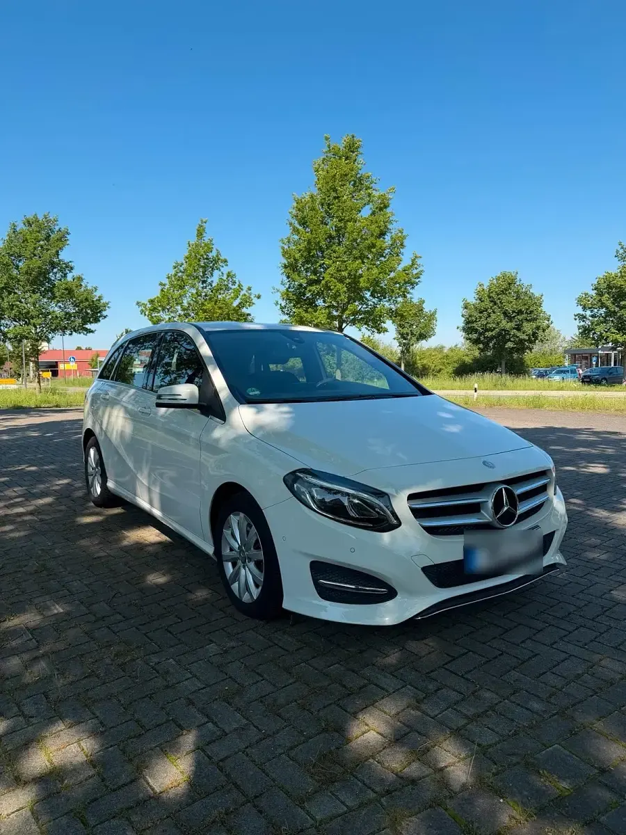Gebraucht Mercedes B180 122 PS (89 kW) 2015 Weiß Kleinwagen