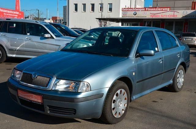 Grau Gebraucht 2004 Skoda Octavia Limousine | 3.900 € (Etwas zu teuer) - Bild 1/4