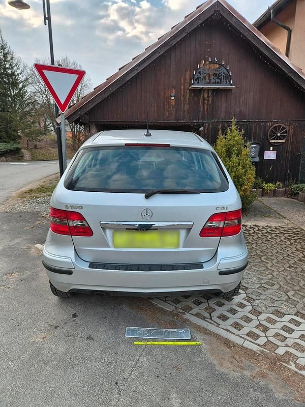 Gebraucht Mercedes B180 109 PS (80 kW) 2010 Silber Van / Kleinbus