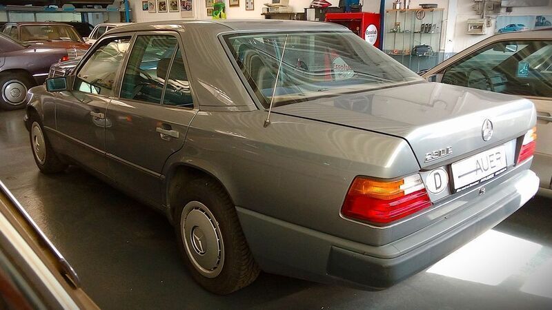 Gebraucht Mercedes E230 132 PS (97 kW) 1987 Grau Limousine