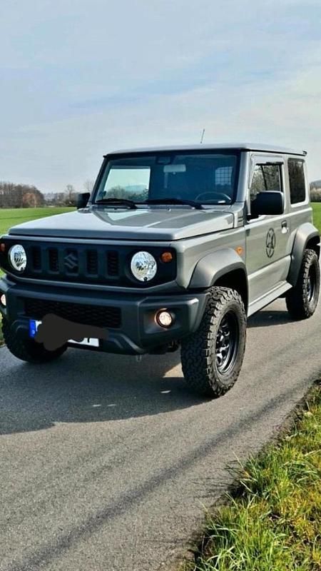 Grau Gebraucht 2022 Suzuki Jimny SUV | 29.800 € (Fairer Preis) - Bild 1/4