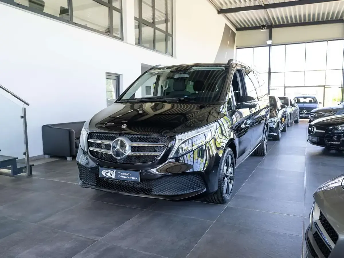 Gebraucht Mercedes V300 239 PS (175 kW) 2020 Lackfarbe obsidianschwarz meta Van / Kleinbus