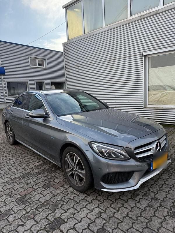 Grau Gebraucht 2018 Mercedes C350e Limousine | 19.900 € (Fairer Preis) - Bild 1/4
