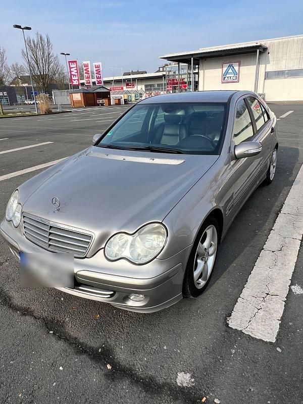 Grau Gebraucht 2004 Mercedes 200 Limousine | 2.100 € - Bild 1/4