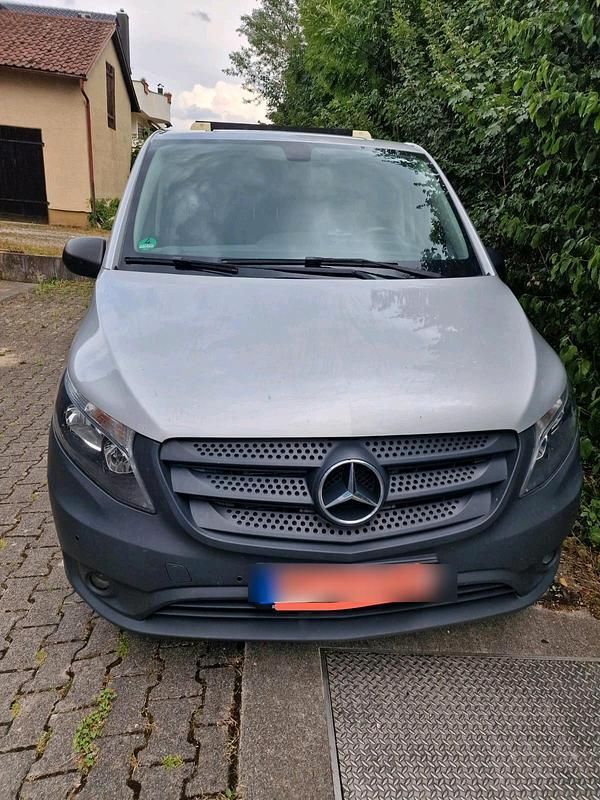 Silber Gebraucht 2018 Mercedes Vito Van / Kleinbus | 21.000 € (Etwas zu teuer) - Bild 1/4