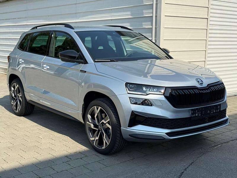 Brillant silver Neu 2025 Skoda Karoq SportLine SUV | 39.190 € (Guter Preis) - Bild 1/4