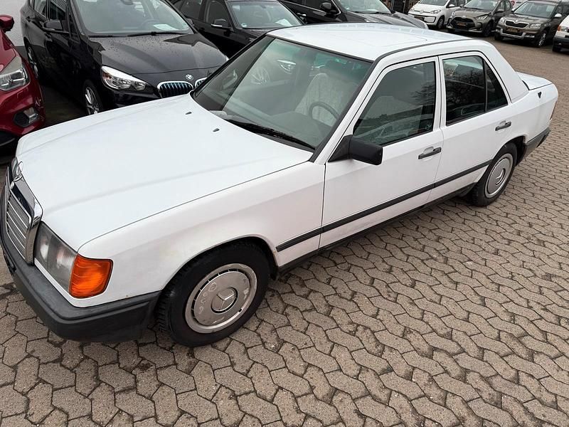 Gebraucht Mercedes 200 75 PS (55 kW) 1988 Weiß Limousine