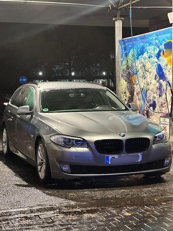 Grau Gebraucht 2012 BMW 520 Kombi | 8.900 € (Fairer Preis) - Bild 1/4
