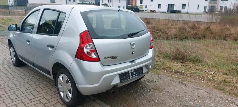 Gebraucht Dacia Sandero 75 PS (55 kW) 2010 Silber Limousine