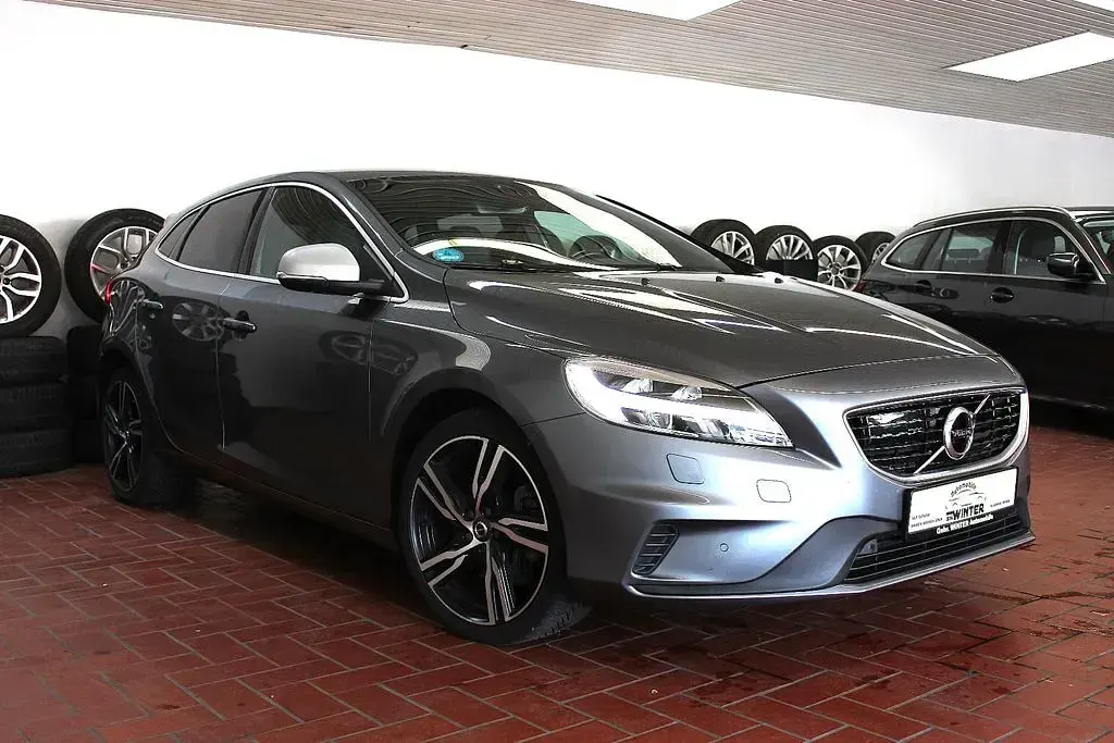 Gebraucht Volvo V40 Momentum 190 PS (139 kW) 2016 Grau Limousine