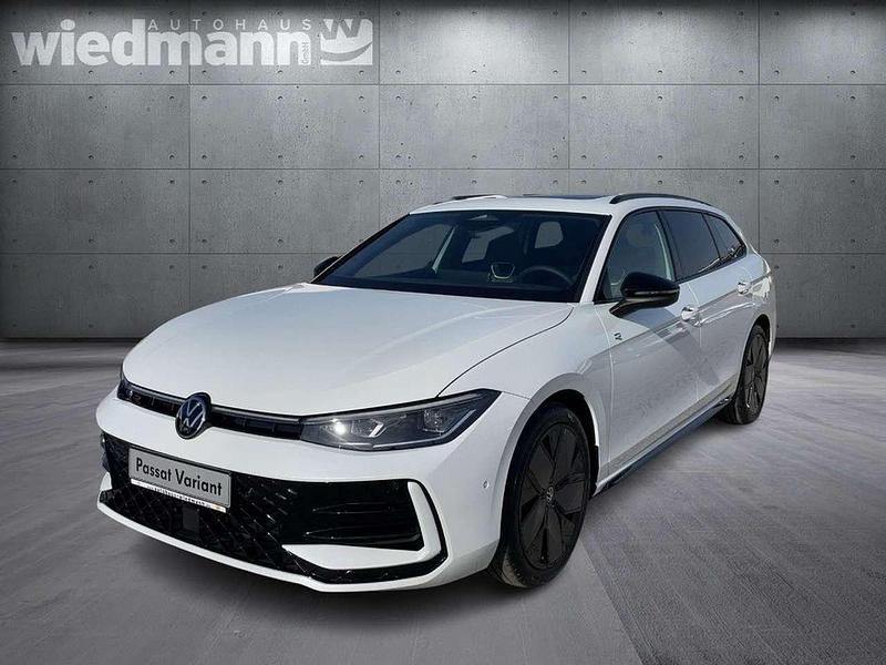 Gebraucht VW Passat R-line 150 PS (110 kW) 2024 Oryxweiß perlmutteffekt Kombi