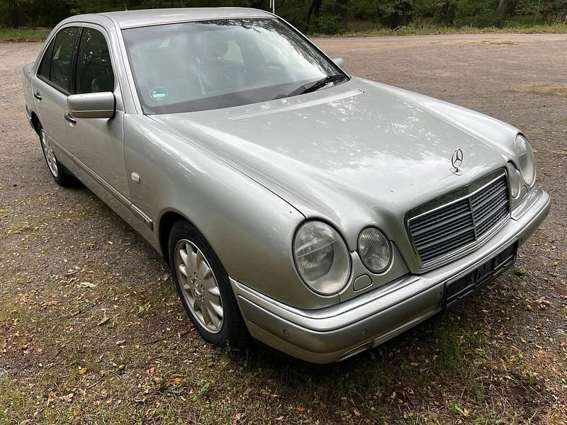 Silber Gebraucht 1996 Mercedes E420 Limousine | 5.390 € - Bild 1/4