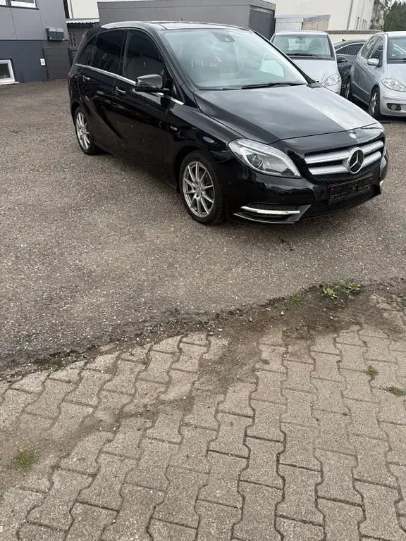 Gebraucht Mercedes B200 156 PS (114 kW) 2012 Schwarz Kleinwagen