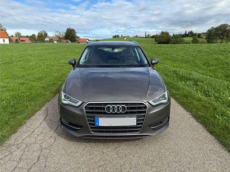 Grau Gebraucht 2014 Audi A3 Comfort Limousine | 9.200 € (Fairer Preis) - Bild 1/4