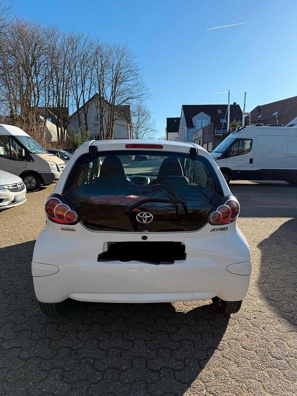 Gebraucht Toyota Aygo 68 PS (50 kW) 2012 Weiß Kleinwagen